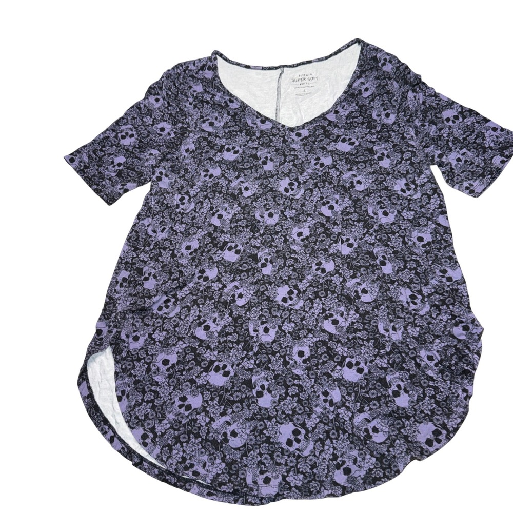 Torrid Super Soft Top 1x Purple Skull Floral V-Neck Short Sleeve Curved Hem